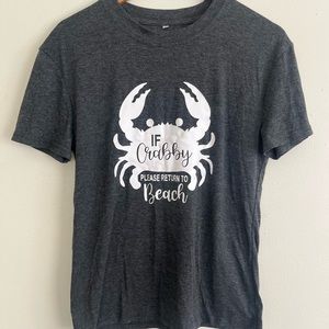 Women’s beachy crab graphic design tee.